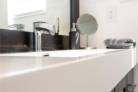 Condo in Hollywood, Florida, 2 bedrooms  № 2013771 - photo 15