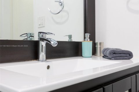 Condo in Hollywood, Florida, 2 bedrooms  № 2013771 - photo 18