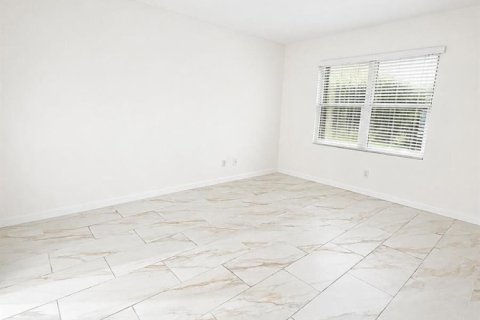 Villa ou maison à louer à St. Lucie, Floride: 4 chambres, 177.91 m2 № 2249863 - photo 6