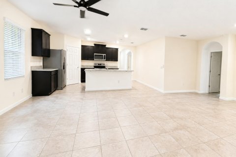 Villa ou maison à louer à St. Lucie, Floride: 4 chambres, 177.91 m2 № 2249863 - photo 2