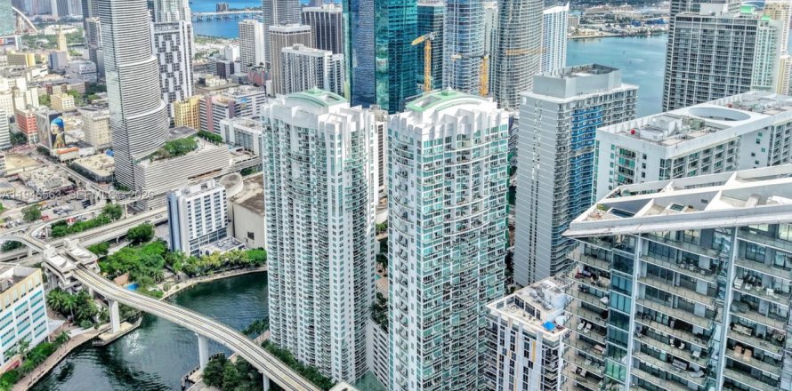 Condominio en Miami, Florida, 1 dormitorio  № 2002885