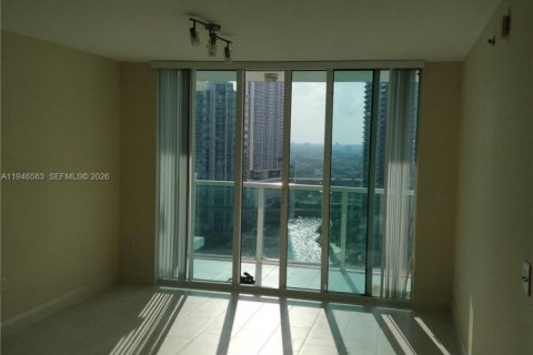 Condominio en alquiler en Miami, Florida, 1 dormitorio, 72 m2 № 2002885 - foto 2