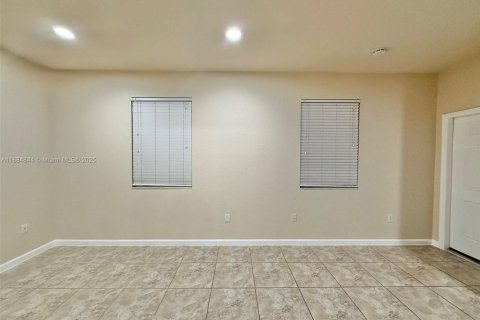 Commercial property in Miami, Florida 281.59 sq.m. № 1930376 - photo 2