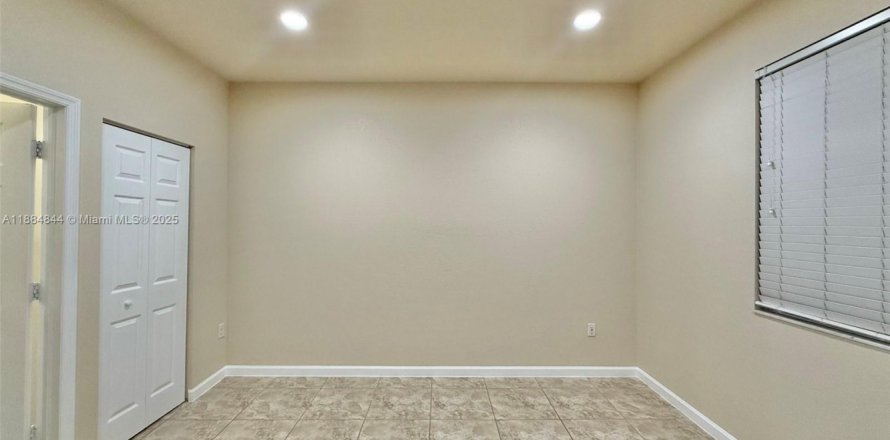 Commercial property in Miami, Florida 281.59 sq.m. № 1930376