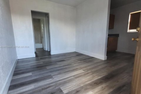 Casa en alquiler en Miami, Florida, 1 dormitorio, 46.45 m2 № 2252541 - foto 3