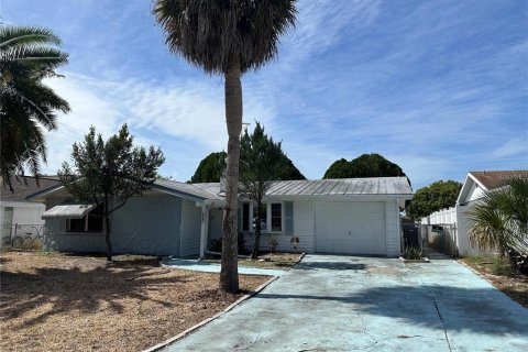 House in Port Richey, Florida 3 bedrooms, 115.76 sq.m. № 2233973