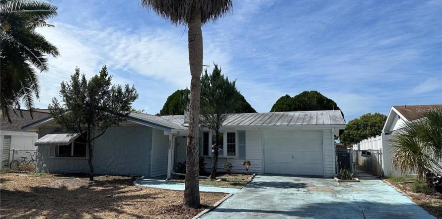 House in Port Richey, Florida 3 bedrooms, 115.76 sq.m. № 2233973