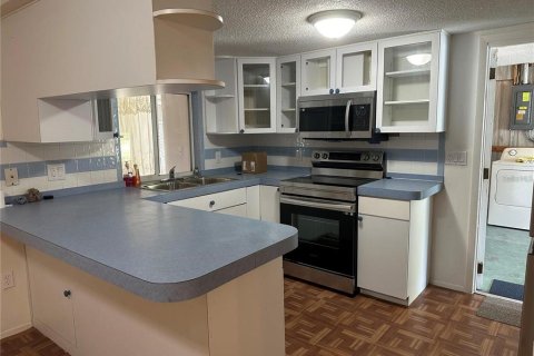 House in Port Richey, Florida 3 bedrooms, 115.76 sq.m. № 2233973 - photo 11