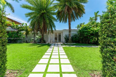 Casa en alquiler en Miami, Florida, 5 dormitorios, 307.69 m2 № 1941712 - foto 2