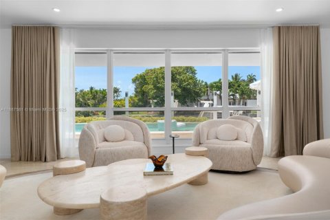 Casa en alquiler en Miami, Florida, 5 dormitorios, 307.69 m2 № 1941712 - foto 9