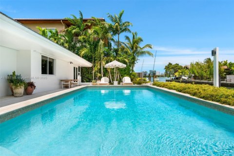 Casa en alquiler en Miami, Florida, 5 dormitorios, 307.69 m2 № 1941712 - foto 1