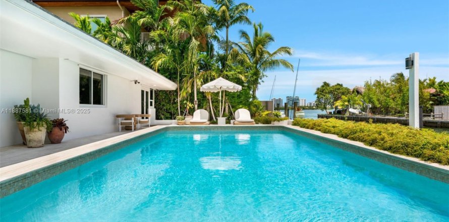 Casa en Miami, Florida 5 dormitorios, 307.69 m2 № 1941712