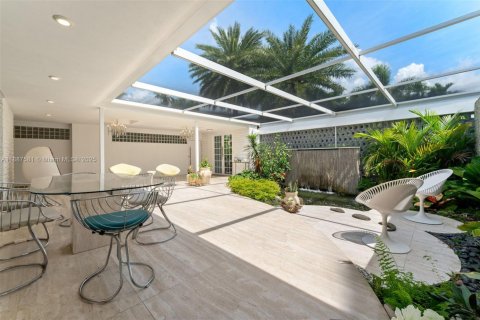 Casa en alquiler en Miami, Florida, 5 dormitorios, 307.69 m2 № 1941712 - foto 5