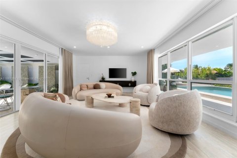 Casa en alquiler en Miami, Florida, 5 dormitorios, 307.69 m2 № 1941712 - foto 10