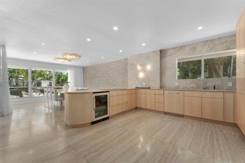 Casa en alquiler en Miami, Florida, 5 dormitorios, 307.69 m2 № 1941712 - foto 14