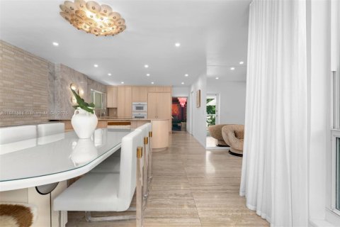 Casa en alquiler en Miami, Florida, 5 dormitorios, 307.69 m2 № 1941712 - foto 16