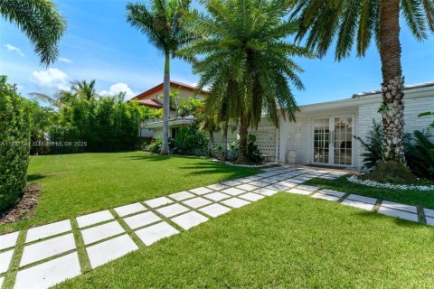 Casa en alquiler en Miami, Florida, 5 dormitorios, 307.69 m2 № 1941712 - foto 3