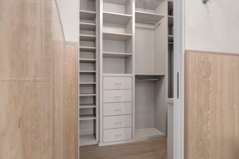 Casa en alquiler en Miami, Florida, 5 dormitorios, 307.69 m2 № 1941712 - foto 24