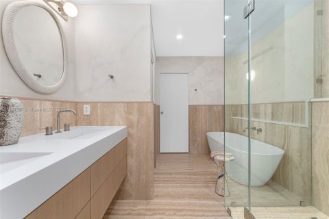 Casa en alquiler en Miami, Florida, 5 dormitorios, 307.69 m2 № 1941712 - foto 22