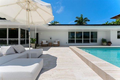 Casa en alquiler en Miami, Florida, 5 dormitorios, 307.69 m2 № 1941712 - foto 28