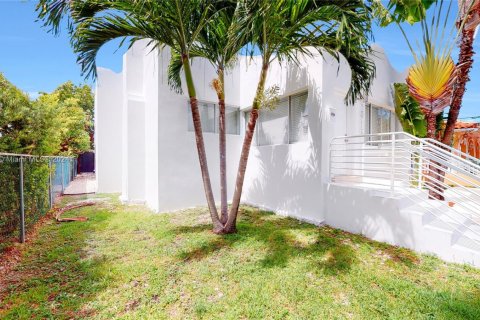 Commercial property in Miami, Florida 337.24 sq.m. № 2090261 - photo 24