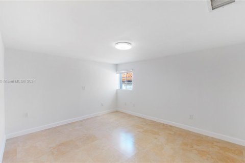 Commercial property in Miami, Florida 337.24 sq.m. № 2090261 - photo 11