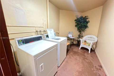 Condo in Sunrise, Florida, 1 bedroom  № 2021710 - photo 17