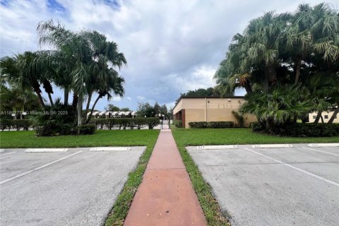 Condo in Sunrise, Florida, 1 bedroom  № 2021710 - photo 21