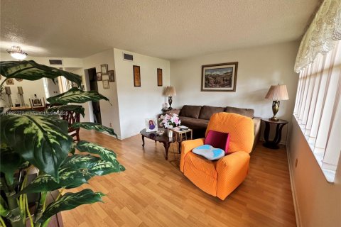 Condo in Sunrise, Florida, 1 bedroom  № 2021710 - photo 3
