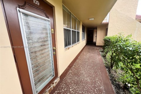 Condo in Sunrise, Florida, 1 bedroom  № 2021710 - photo 16