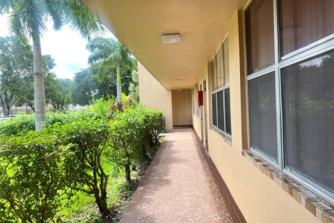 Condo in Sunrise, Florida, 1 bedroom  № 2021710 - photo 2