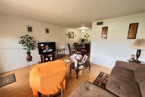 Condo in Sunrise, Florida, 1 bedroom  № 2021710 - photo 4