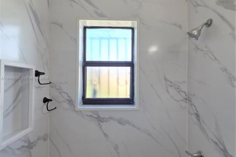 House in Miami, Florida 4 bedrooms, 111.11 sq.m. № 2044956 - photo 14