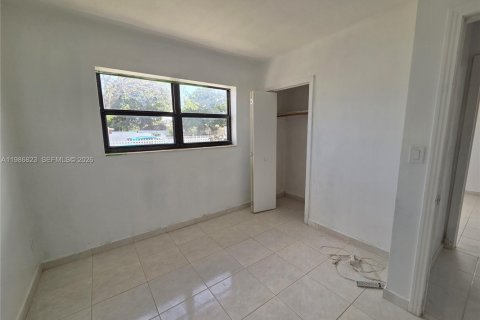 House in Miami, Florida 4 bedrooms, 111.11 sq.m. № 2044956 - photo 19