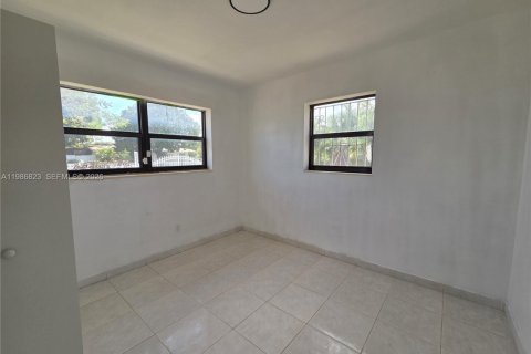 House in Miami, Florida 4 bedrooms, 111.11 sq.m. № 2044956 - photo 17