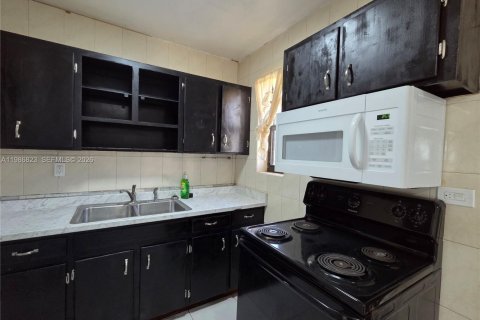 House in Miami, Florida 4 bedrooms, 111.11 sq.m. № 2044956 - photo 12