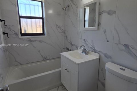House in Miami, Florida 4 bedrooms, 111.11 sq.m. № 2044956 - photo 15