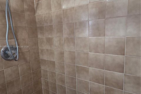 House in Miami, Florida 4 bedrooms, 111.11 sq.m. № 2044956 - photo 22