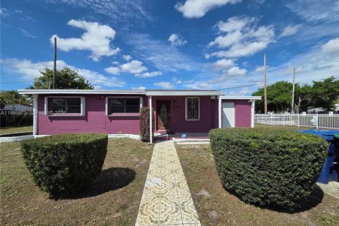 House in Miami, Florida 4 bedrooms, 111.11 sq.m. № 2044956 - photo 25