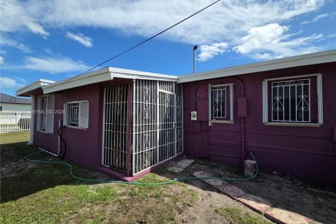 House in Miami, Florida 4 bedrooms, 111.11 sq.m. № 2044956 - photo 24