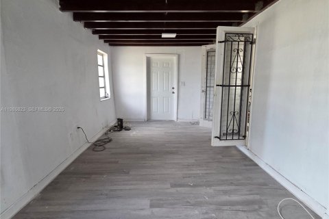 House in Miami, Florida 4 bedrooms, 111.11 sq.m. № 2044956 - photo 20