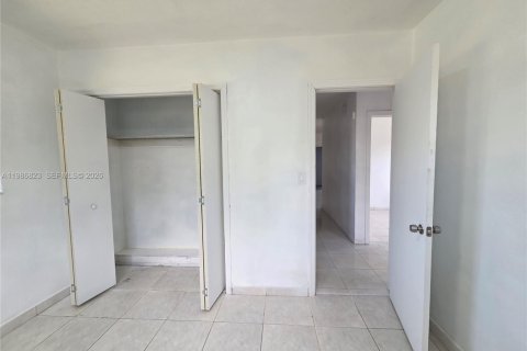 House in Miami, Florida 4 bedrooms, 111.11 sq.m. № 2044956 - photo 16