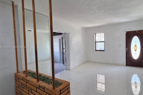 House in Miami, Florida 4 bedrooms, 111.11 sq.m. № 2044956 - photo 9