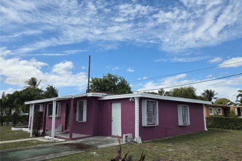 House in Miami, Florida 4 bedrooms, 111.11 sq.m. № 2044956 - photo 3