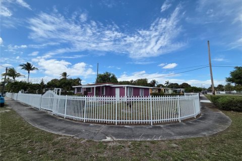 House in Miami, Florida 4 bedrooms, 111.11 sq.m. № 2044956 - photo 2