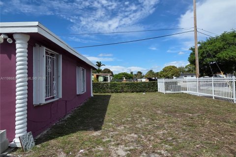 House in Miami, Florida 4 bedrooms, 111.11 sq.m. № 2044956 - photo 6