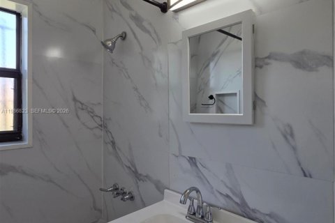 House in Miami, Florida 4 bedrooms, 111.11 sq.m. № 2044956 - photo 13