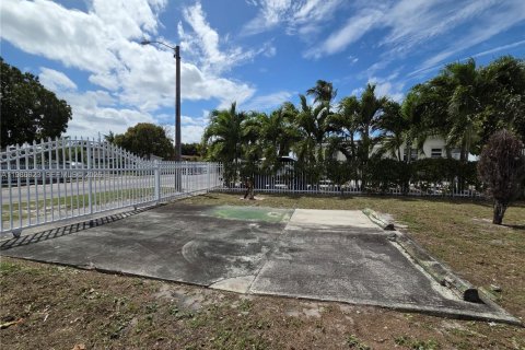 House in Miami, Florida 4 bedrooms, 111.11 sq.m. № 2044956 - photo 7