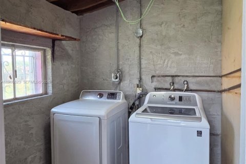 House in Miami, Florida 4 bedrooms, 111.11 sq.m. № 2044956 - photo 23