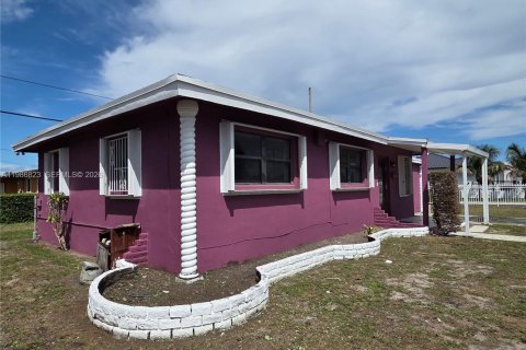 House in Miami, Florida 4 bedrooms, 111.11 sq.m. № 2044956